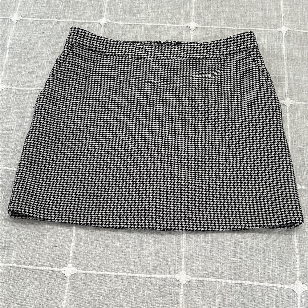 FOREVER 21 BLACK and White Mini Skirt